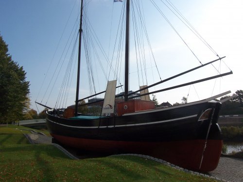 Schiff innenstadt Cuxhaven.jpg Schiff innenstadt Cuxhaven.jpg