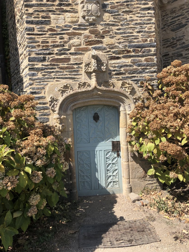 Eine Tür des Schlosses in Rochefort-en-Terre, Frankreich Eine Tür des Schlosses in Rochefort-en-Terre, Frankreich