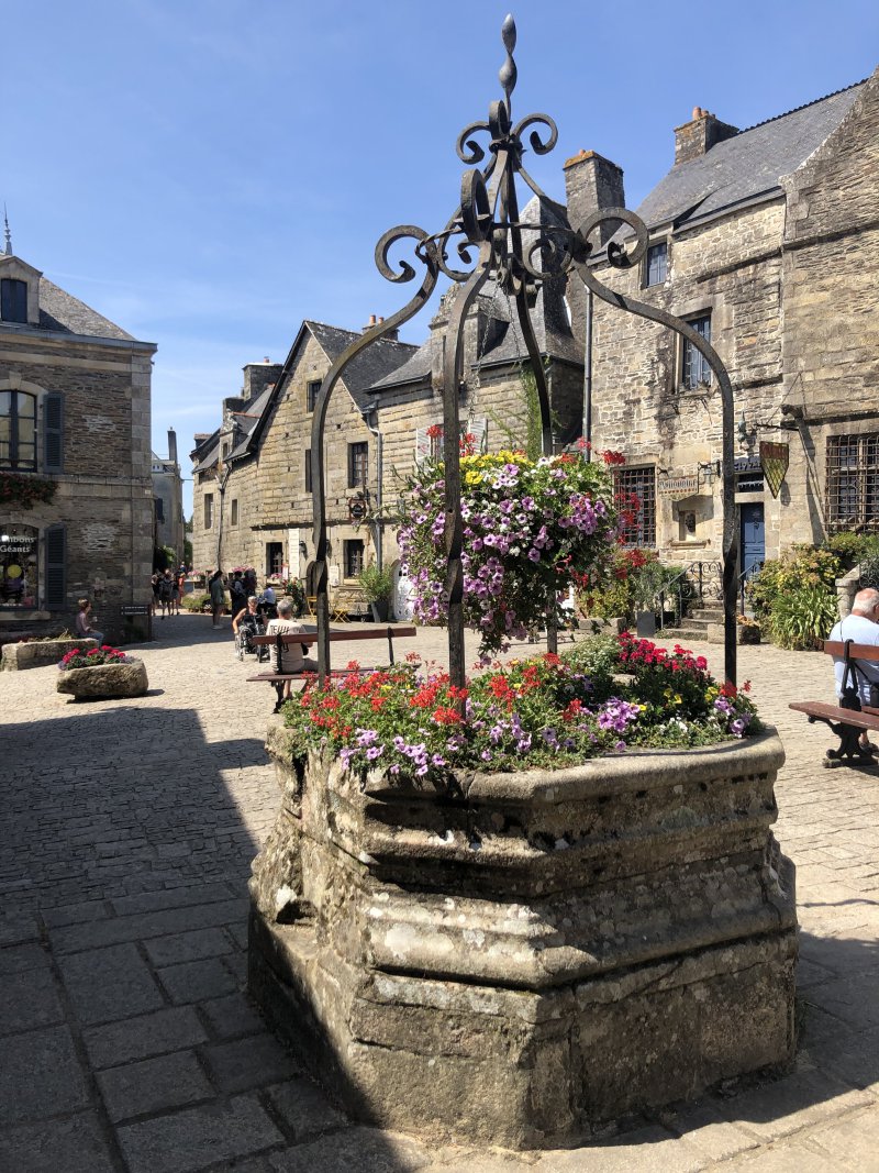 Blumen sind wirklich überall in Rochefort-en-Terre, Frankreich Blumen sind wirklich überall in Rochefort-en-Terre, Frankreich