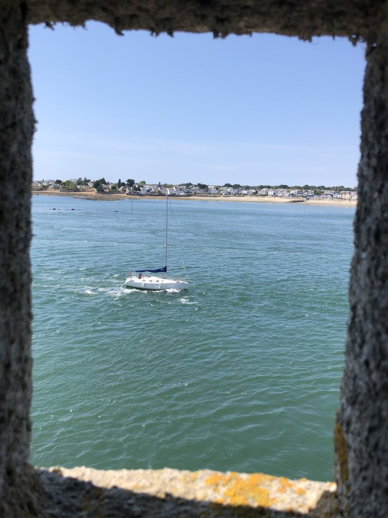 Ein Boot fährt vorbei an der Citadelle de Port-Louis