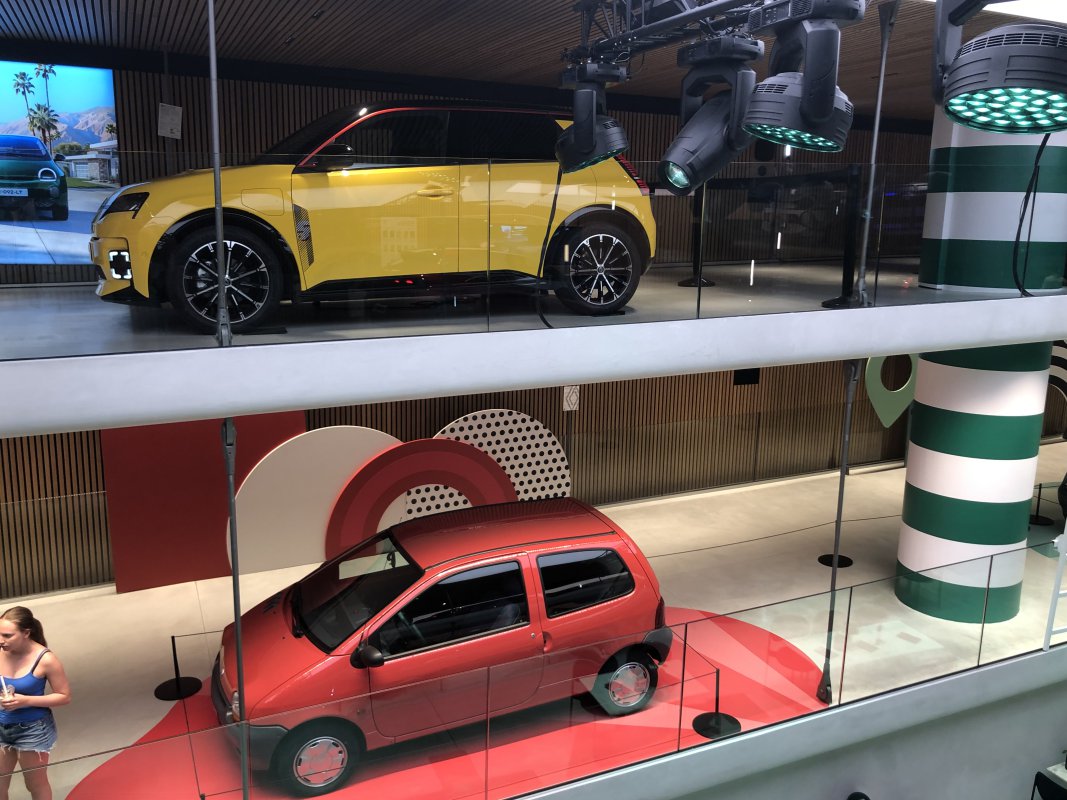 Ausstellung Le Défilé Renault – The Carwalk Renault Ausstellungsraum Champs-Élysées in Paris